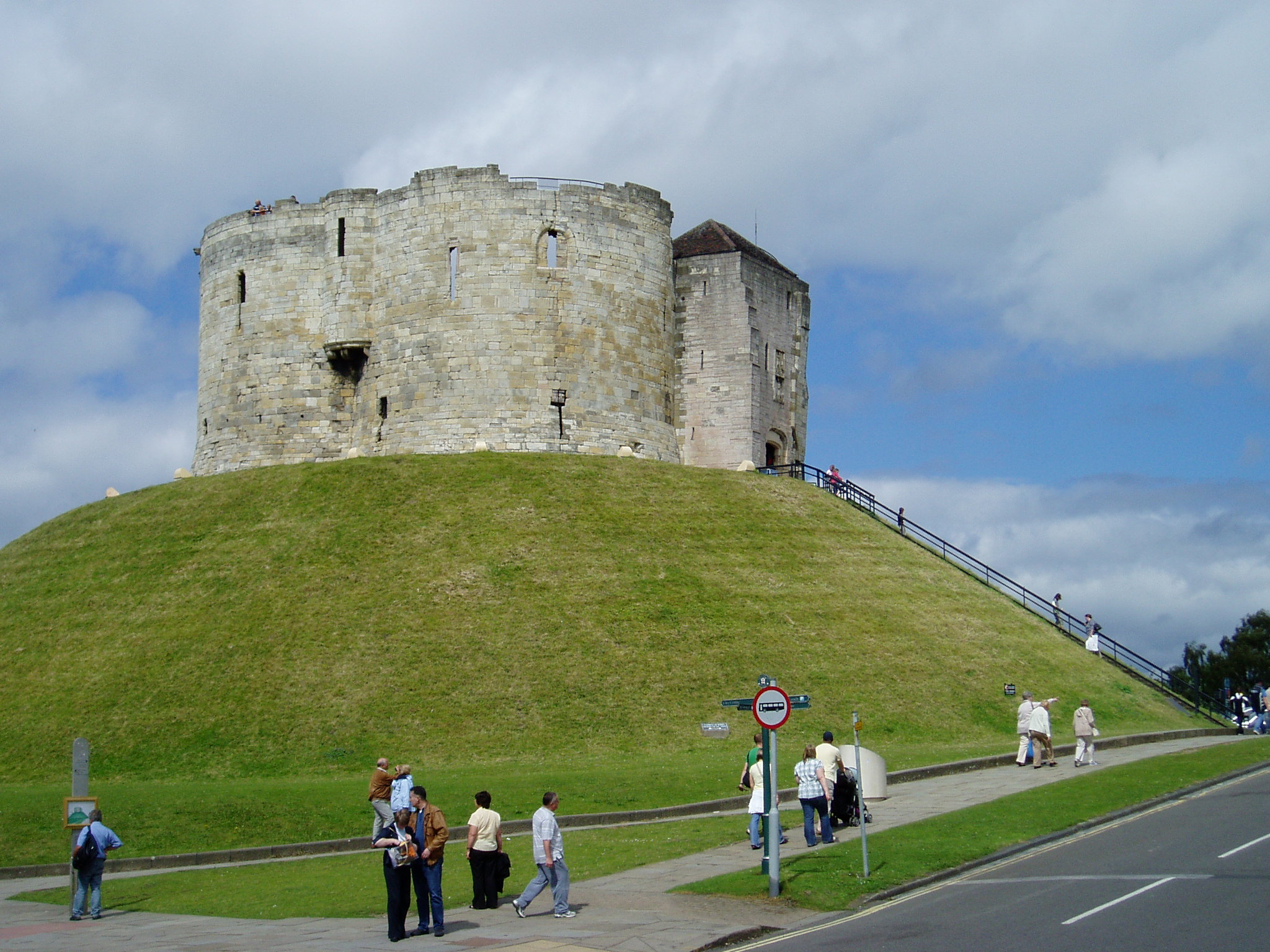 Oplev den flotte udsigt inde fra Clifford's Tower, der i århundreder har været et af Yorks berømte vartegn 