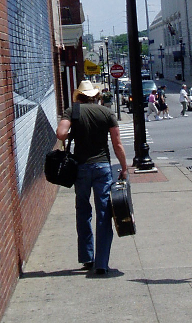 Typisk syn i Nashville - håbefuld countrymusiker på vej til det næste job
